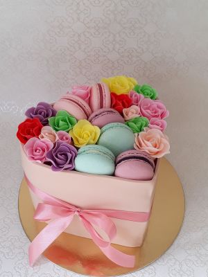 Szíves torta macaronnal és rózsával