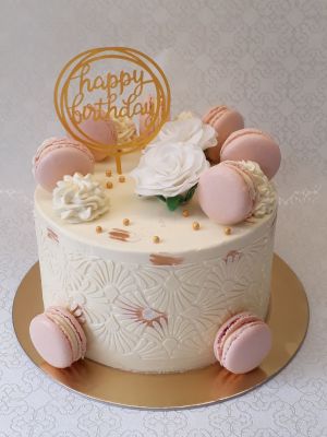 Körbekent dekor torta rózsával és macaronnal