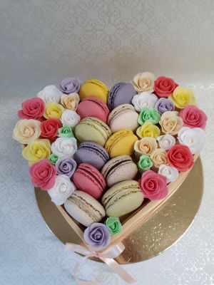 Szív formájú torta macaronnal és rózsával