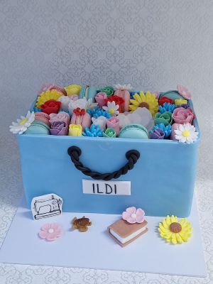 Színes tavaszi ajándéktáska torta